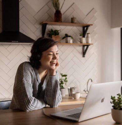 house-wife-talking-with-computer